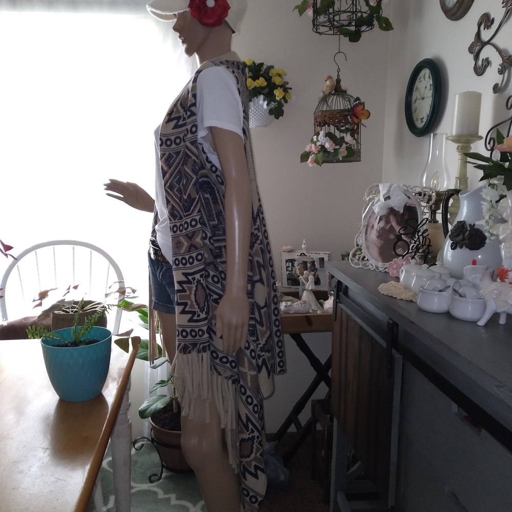 Fringed Geometric Patterned Vest - Picture 3 of 6